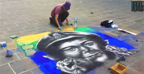 Martino, l'artista che colora il pavimento di via Sparano: «Disegno l'attualità»
